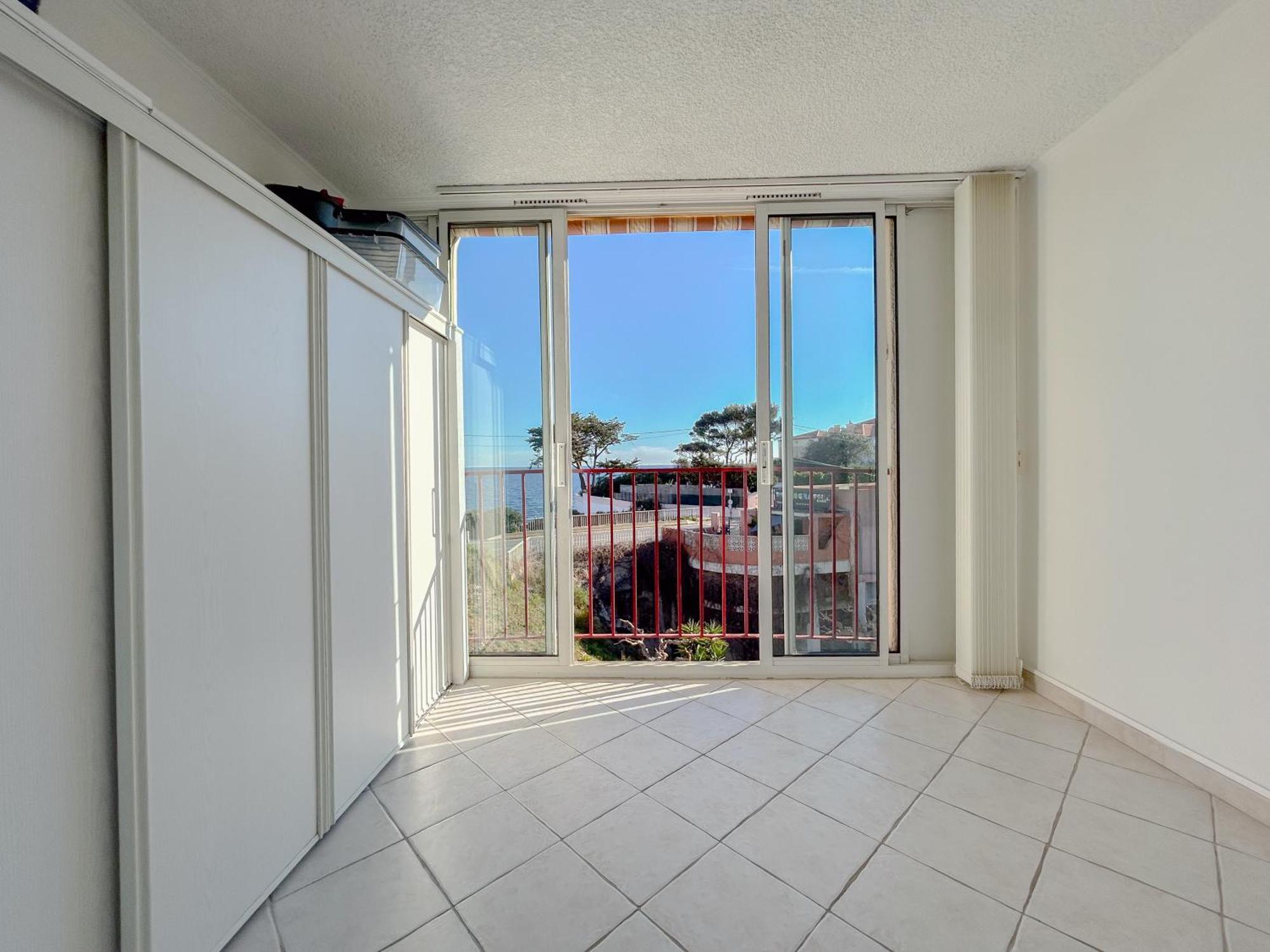 Vue Et Parking Prive, T2 Avec Acces * Fréjus